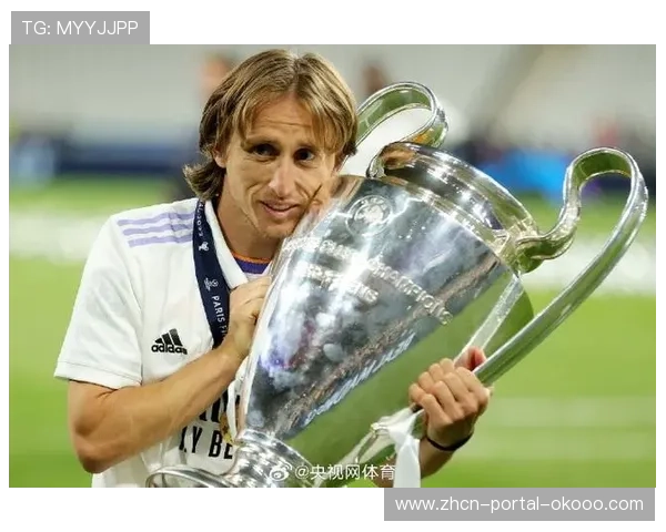 终场哨响，老将莫德里奇跪地掩面致敬伯纳乌